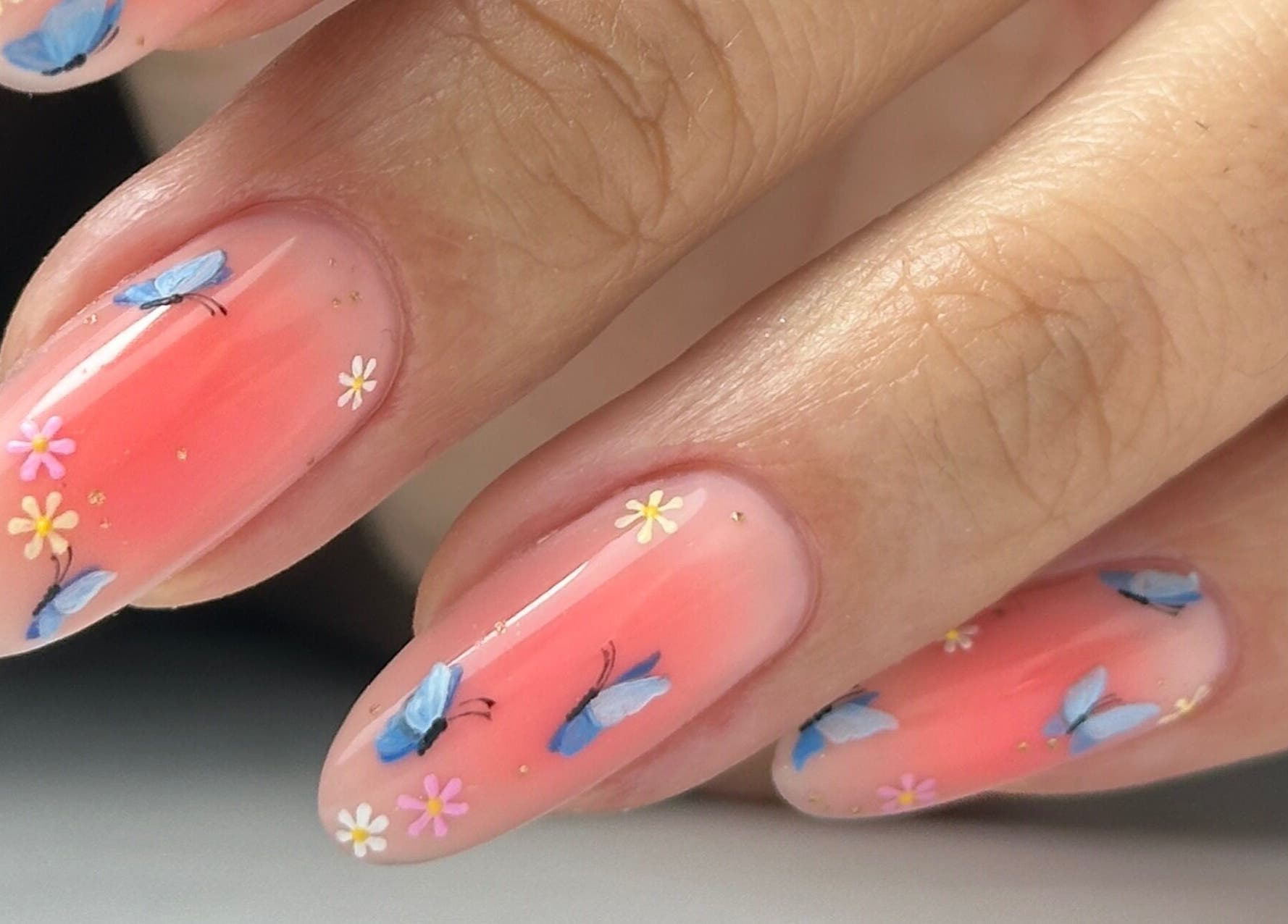 Unhas decoradas com borboletas e flores em Rute Castro - The Home Nail Studio, Montijo, Setúbal, PT.