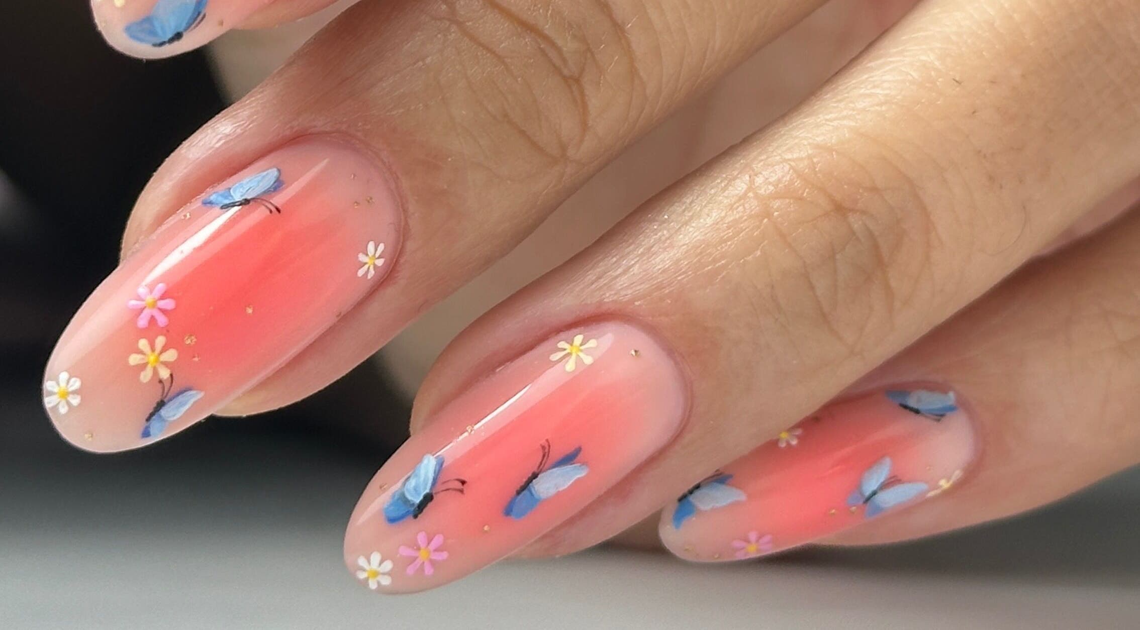 Unhas decoradas com borboletas e flores em Rute Castro - The Home Nail Studio, Montijo, Setúbal, PT.