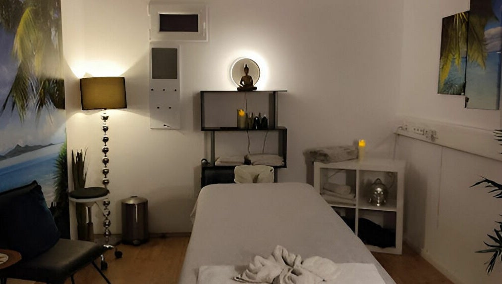 Gemütlicher Behandlungsraum bei Berlin Relaxed in Berlin, Berlin, DE, mit entspannter Beleuchtung und Dekor.