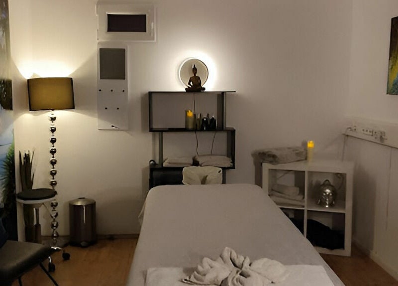 Gemütlicher Behandlungsraum bei Berlin Relaxed in Berlin, Berlin, DE, mit entspannter Beleuchtung und Dekor.