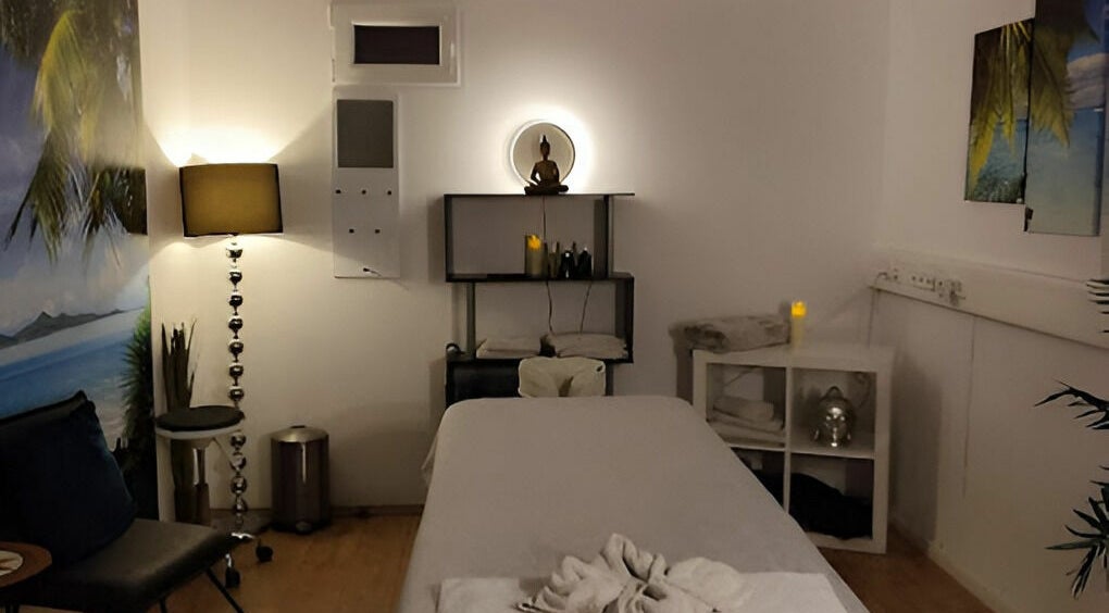 Gemütlicher Behandlungsraum bei Berlin Relaxed in Berlin, Berlin, DE, mit entspannter Beleuchtung und Dekor.