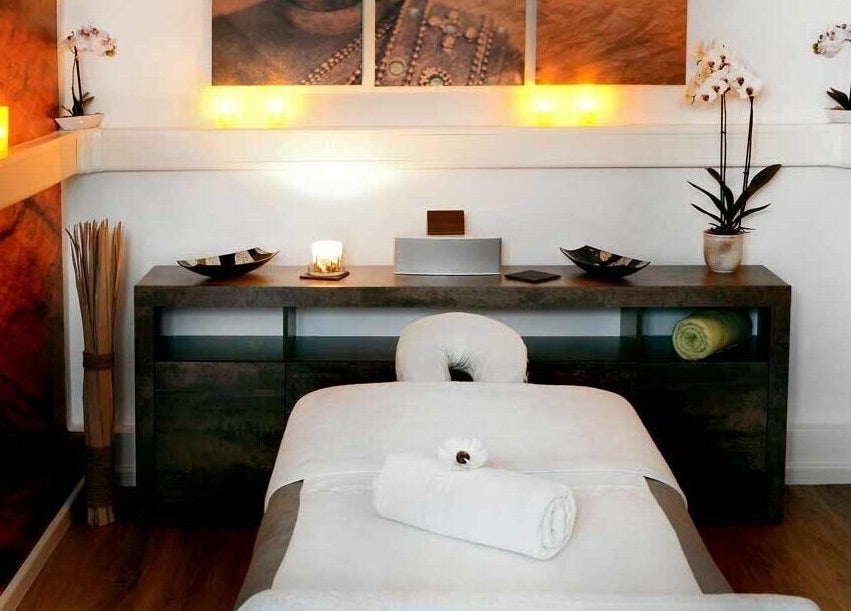 Gemütlicher Raum bei Berlin Relaxed, Berlin, Berlin, DE mit Massagetisch und beruhigender Beleuchtung.