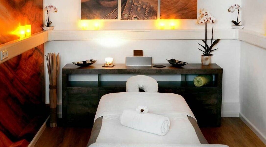 Gemütlicher Raum bei Berlin Relaxed, Berlin, Berlin, DE mit Massagetisch und beruhigender Beleuchtung.