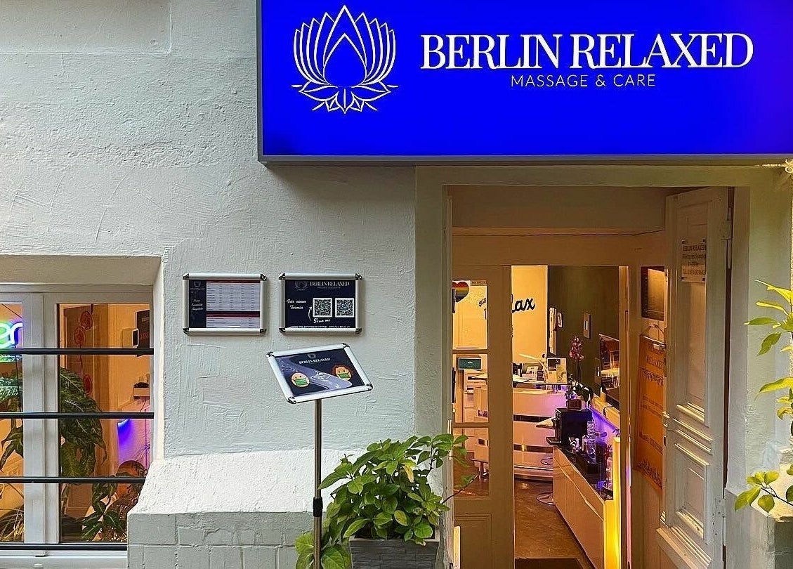 Eingang zu Berlin Relaxed, Berlin, Berlin, DE. Entspannende Massagekulisse mit Pflanzen und Neonlicht.