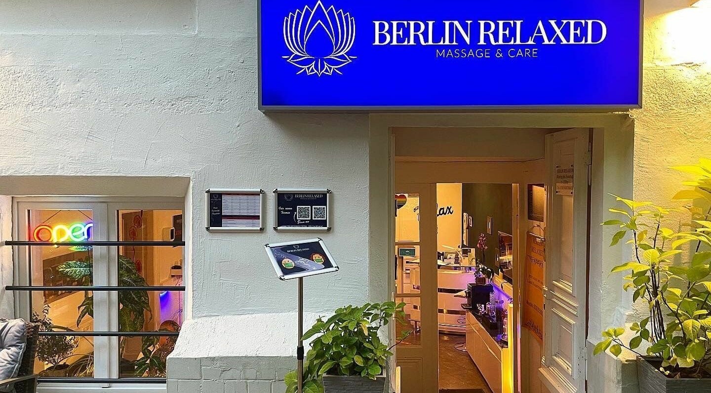 Eingang zu Berlin Relaxed, Berlin, Berlin, DE. Entspannende Massagekulisse mit Pflanzen und Neonlicht.