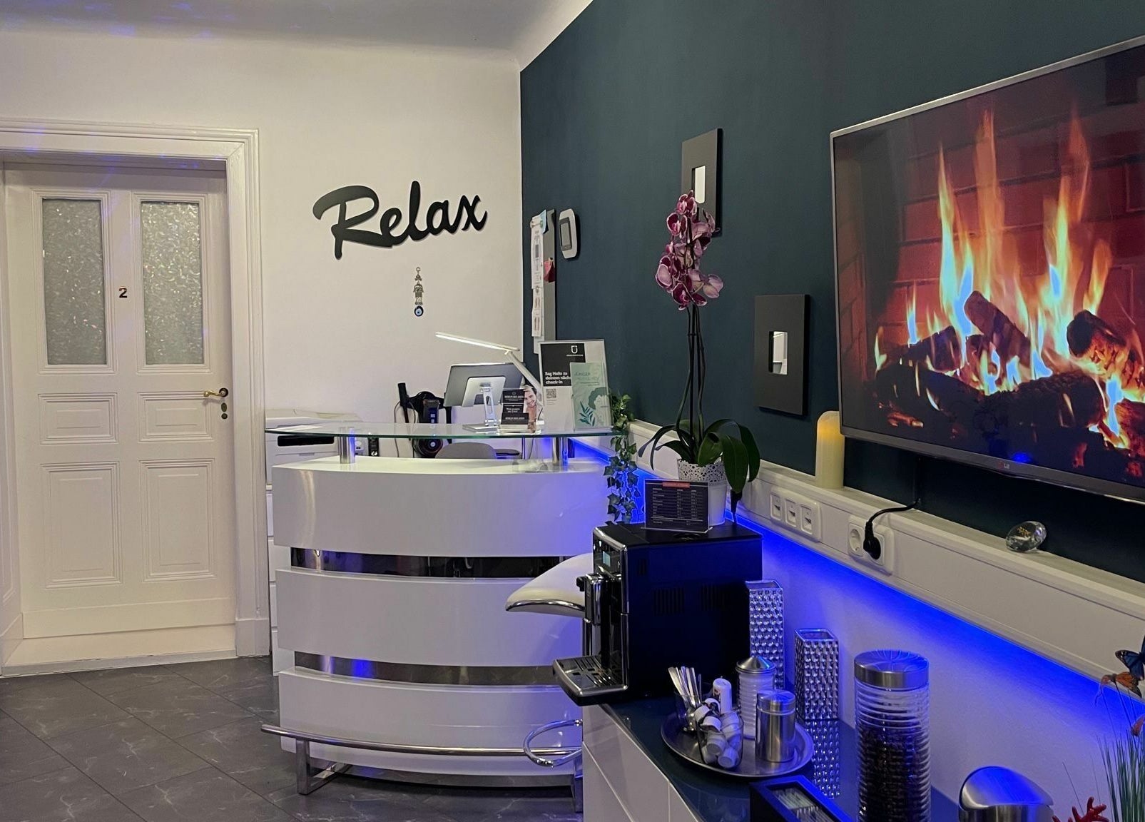 Berlin Relaxed Empfangsbereich in Berlin, Berlin, DE mit gemütlichem Ambiente und Kaminfeuer.