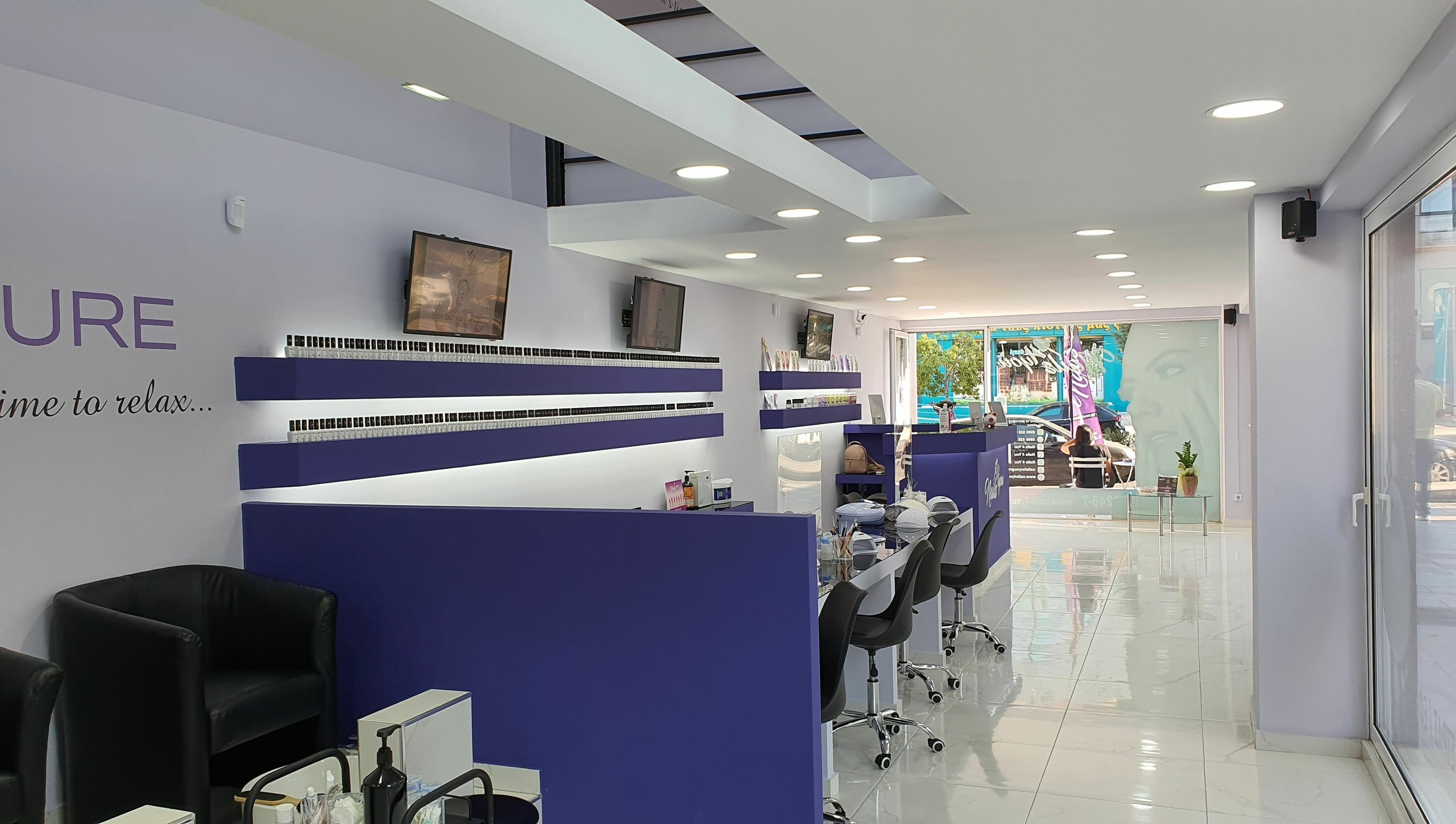 Κομψό εσωτερικό του Nails 4 You στη Μελίσσια, GR, με μοντέρνο σχεδιασμό και άνετα καθίσματα για μανικιούρ.