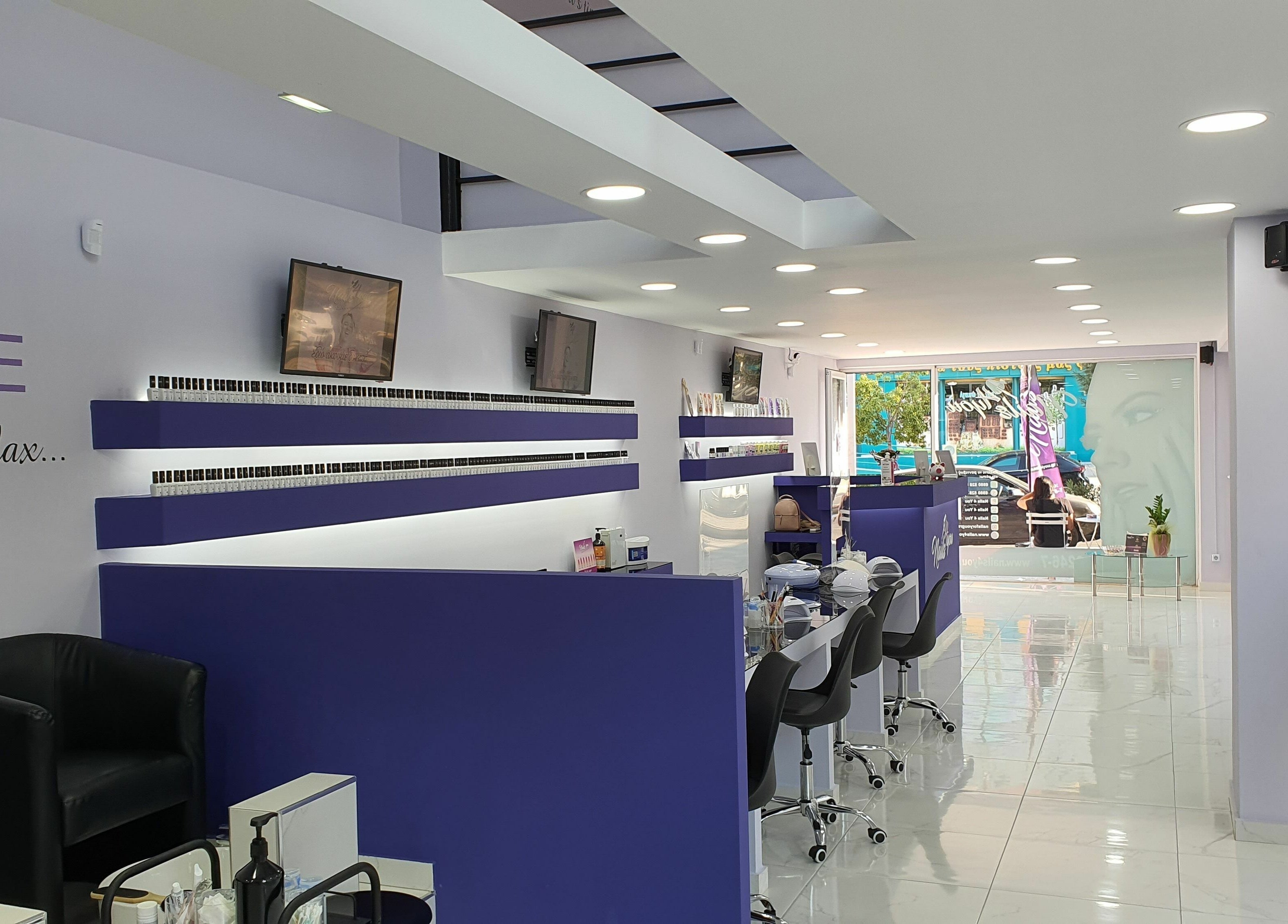 Κομψό εσωτερικό του Nails 4 You στη Μελίσσια, GR, με μοντέρνο σχεδιασμό και άνετα καθίσματα για μανικιούρ.