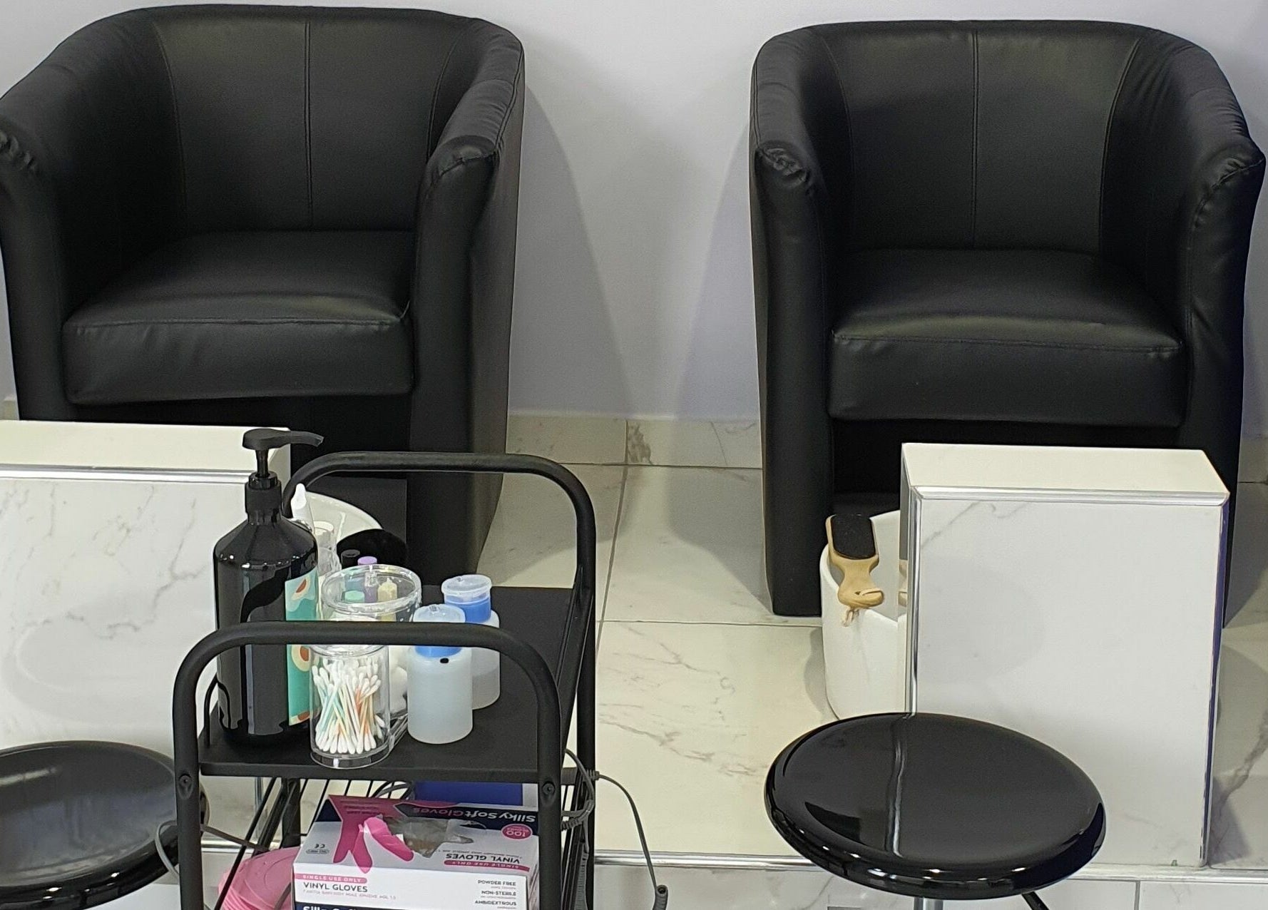 Κομψά δερμάτινα καθίσματα για περιποίηση στα Nails 4 You, Μελίσσια, GR.