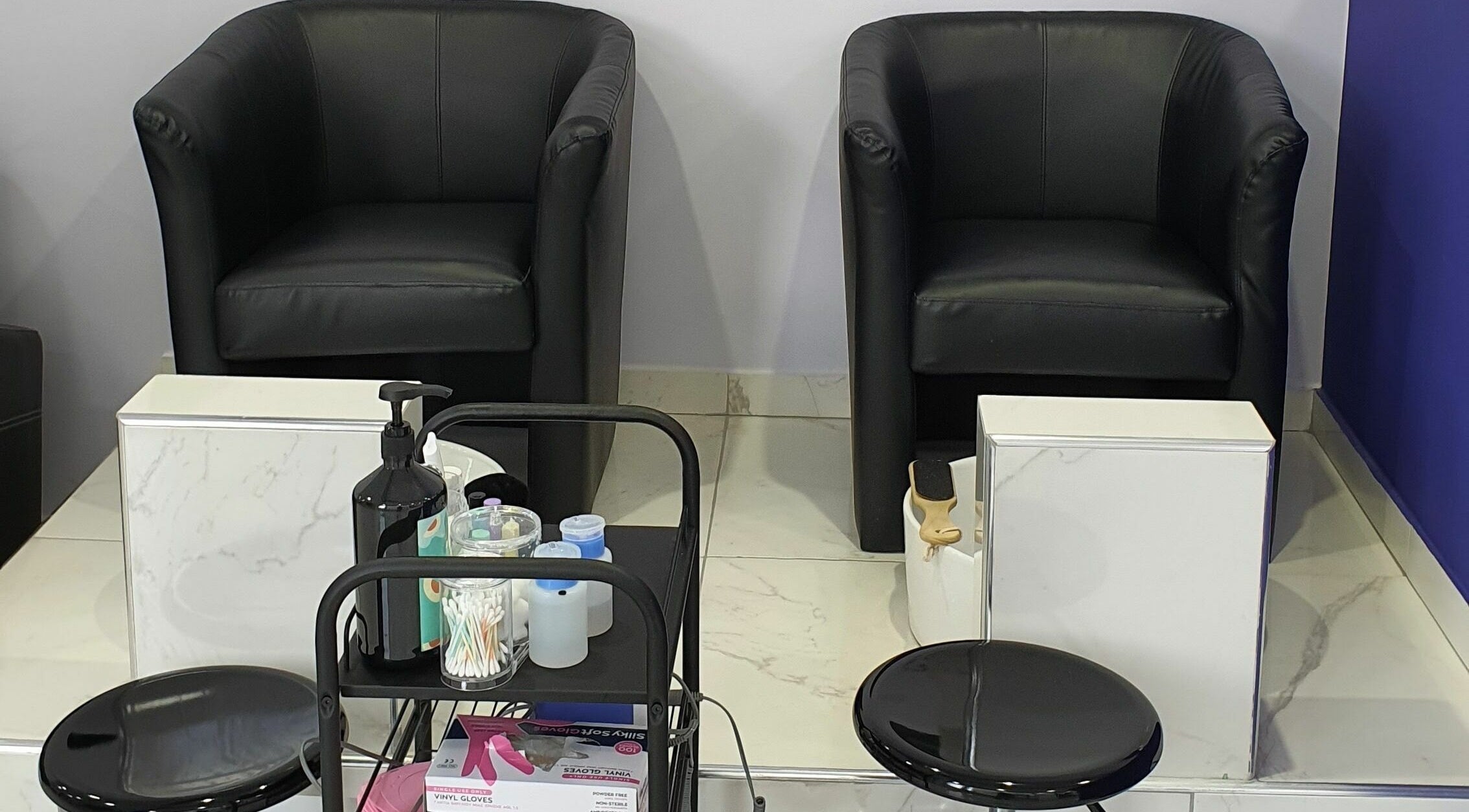 Κομψά δερμάτινα καθίσματα για περιποίηση στα Nails 4 You, Μελίσσια, GR.