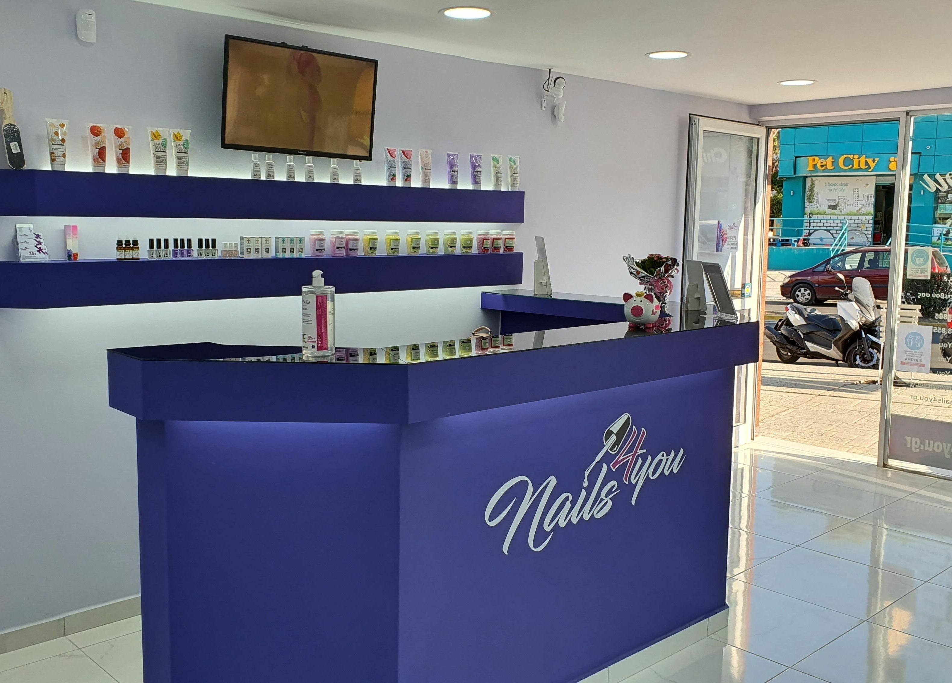 Κομψή υποδοχή του Nails 4 You στη Μελίσσια, GR, αναδεικνύει μοντέρνα διακόσμηση και κορυφαία προϊόντα.