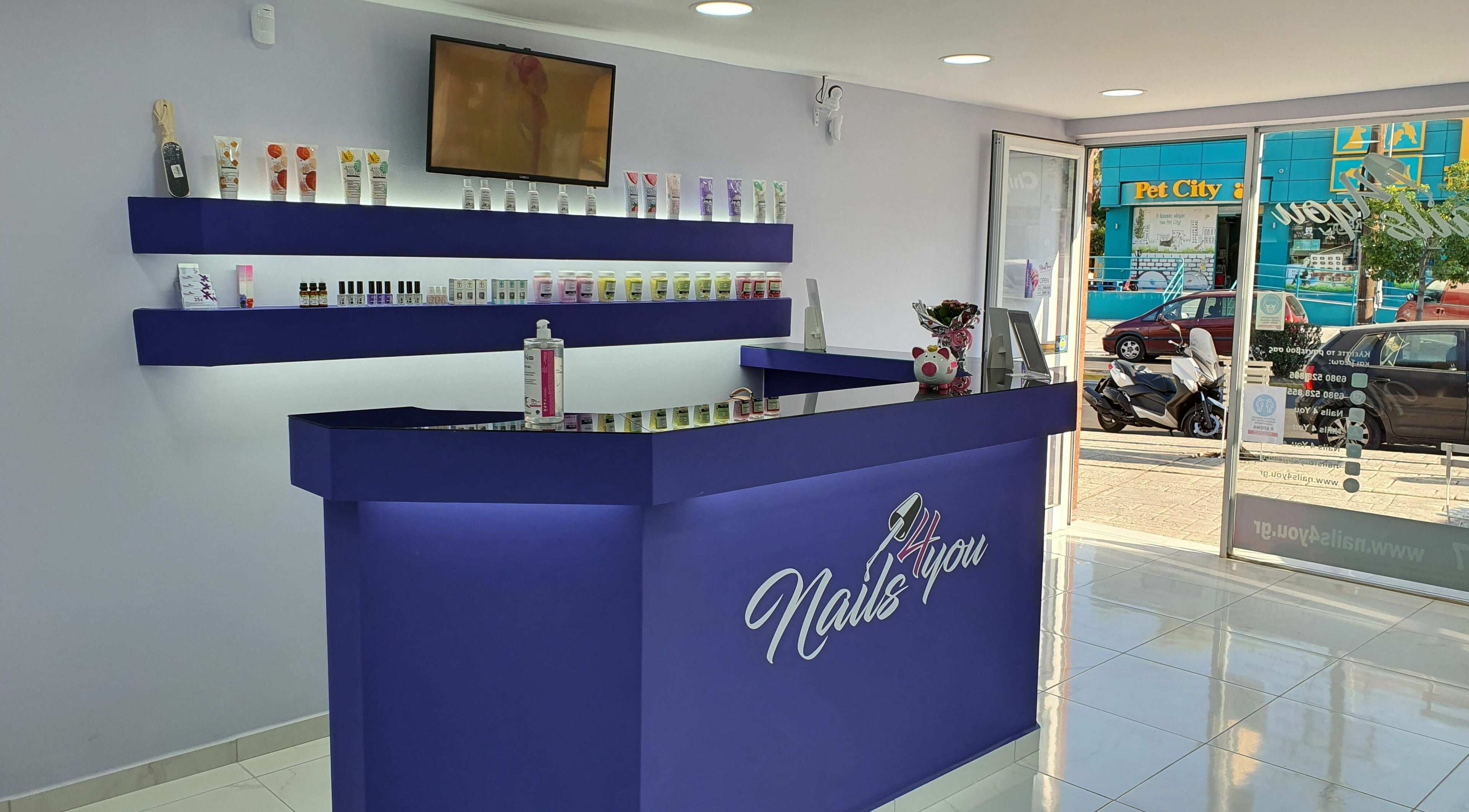 Κομψή υποδοχή του Nails 4 You στη Μελίσσια, GR, αναδεικνύει μοντέρνα διακόσμηση και κορυφαία προϊόντα.