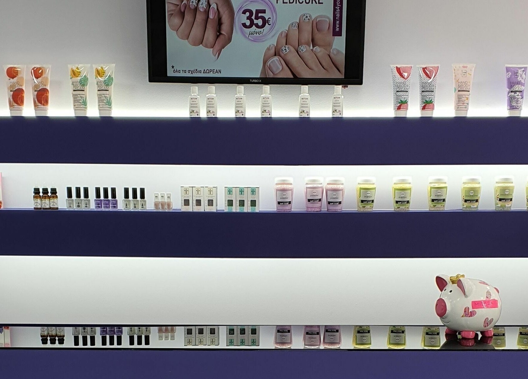 Ευρεία γκάμα προϊόντων για νύχια στο Nails 4 You, Μελίσσια, GR, σε ράφια σαλόνι ομορφιάς.