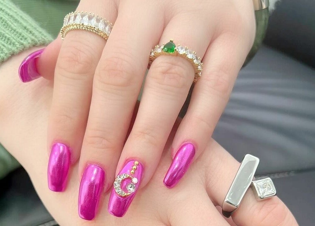 Εντυπωσιακό ροζ μανικιούρ με κόσμημα στη Nails 4 You, Μελίσσια, GR.