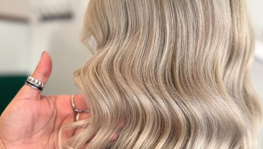 Emily Sarah Hair, bilde 1