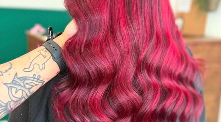 Emily Sarah Hair, bilde 2