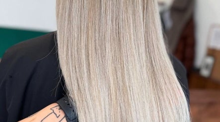 Emily Sarah Hair, bilde 3