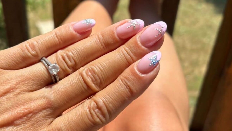 Manucure élégante avec strass à NailsbyL06, Grasse, Provence-alpes-côte D'azur, FR.