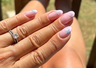Manucure élégante avec strass à NailsbyL06, Grasse, Provence-alpes-côte D'azur, FR.
