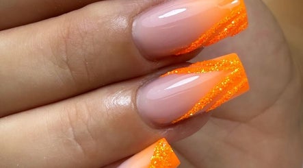 Manucure orange vif chez NailsbyL06, Grasse, Provence-alpes-côte D'azur, FR.