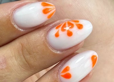 Nail art blanc et orange brillant chez NailsbyL06, Grasse, Provence-alpes-côte D'azur, FR.