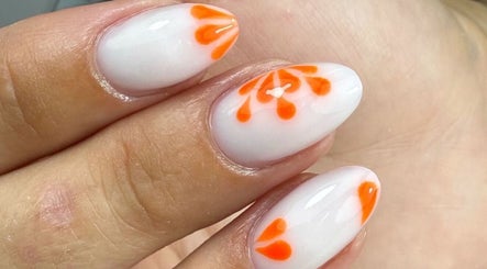 Nail art blanc et orange brillant chez NailsbyL06, Grasse, Provence-alpes-côte D'azur, FR.