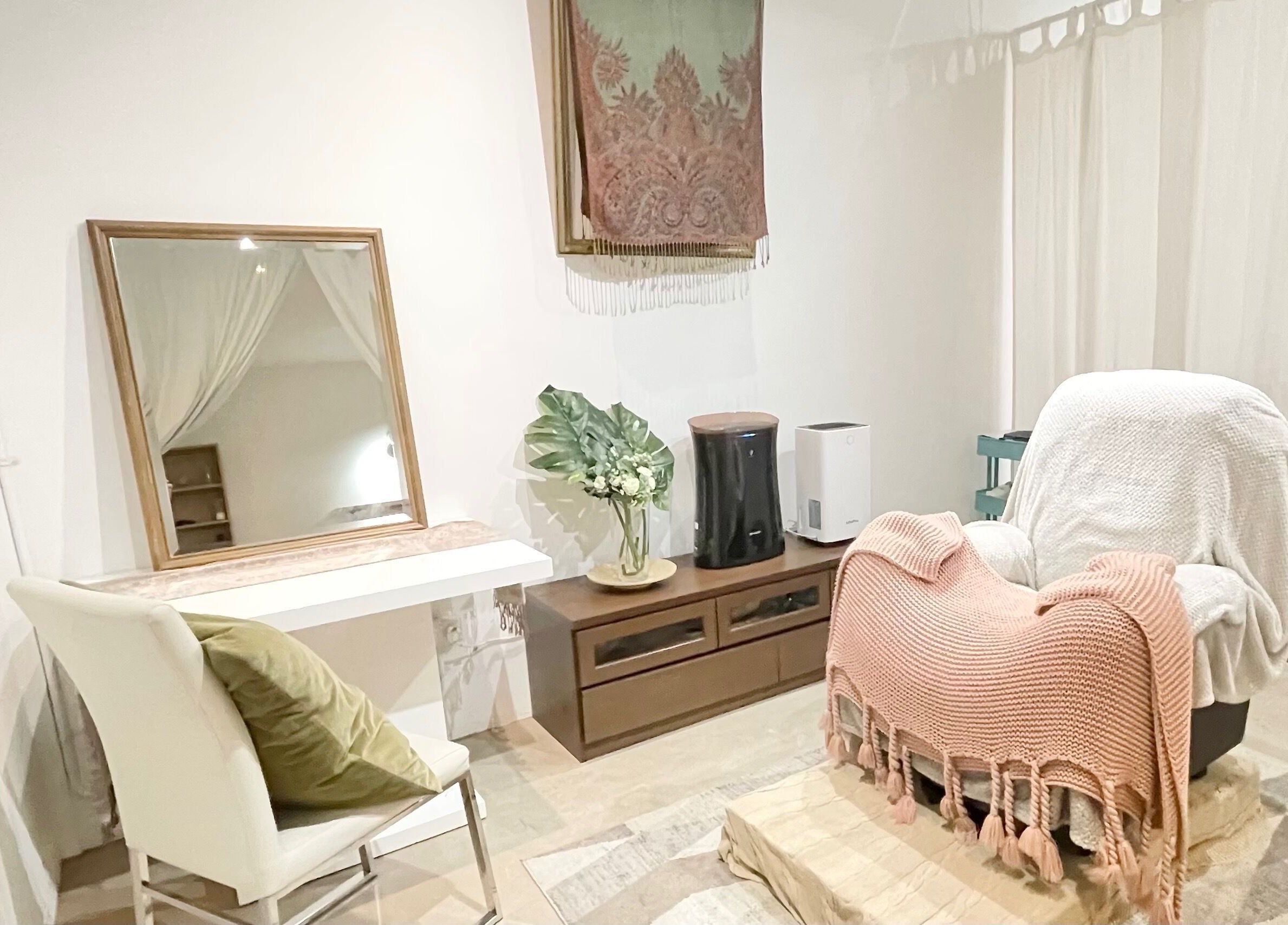 Eyelash Studio Flamingo - Tiong Bahru, Singapore, SG features a tranquil setting with cozy reclining chair.