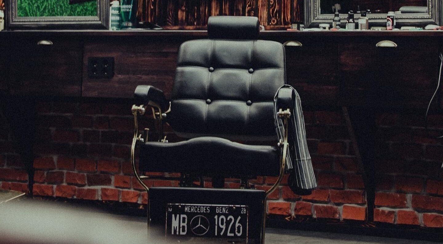 Elegant black barber chair at Alligator Barbers, Oslo, Oslo, NO, showcasing a classic grooming atmosphere.