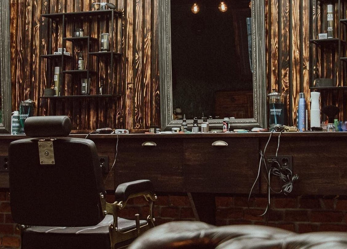Stylish interior of Alligator Barbers, Oslo, Oslo, NO with a classic barber chair and tools.