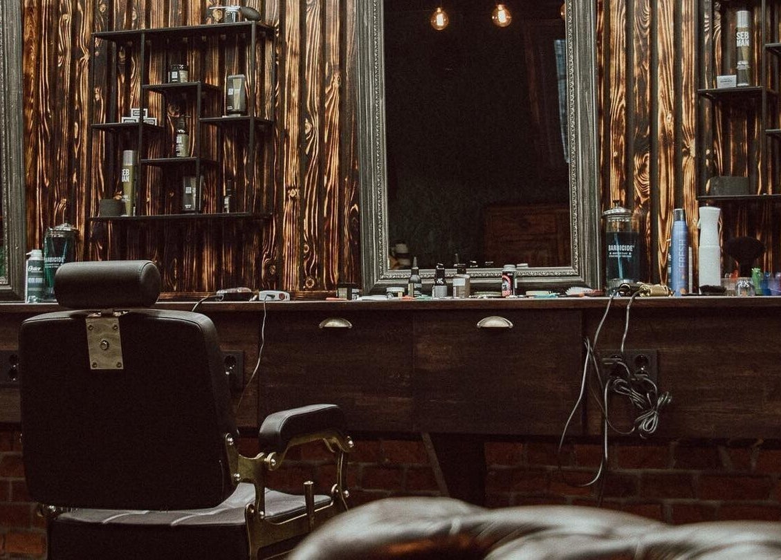 Stylish interior of Alligator Barbers, Oslo, Oslo, NO with a classic barber chair and tools.