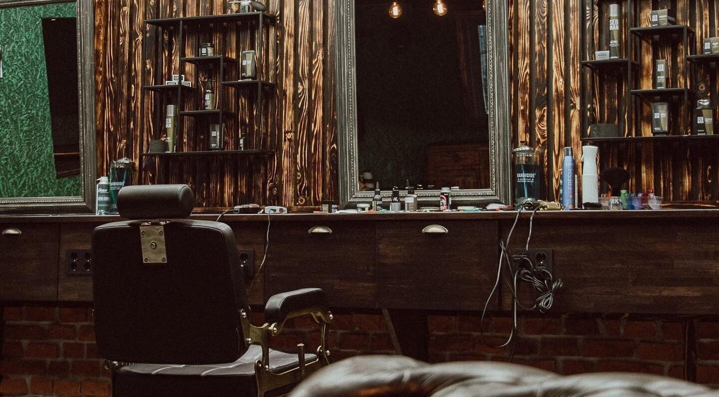Stylish interior of Alligator Barbers, Oslo, Oslo, NO with a classic barber chair and tools.