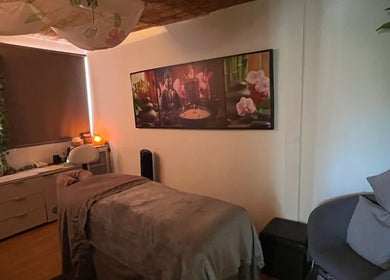 Relaxing treatment room at Eye on Beauty, Bundall, Queensland, AU, with calming decor and soft lighting.