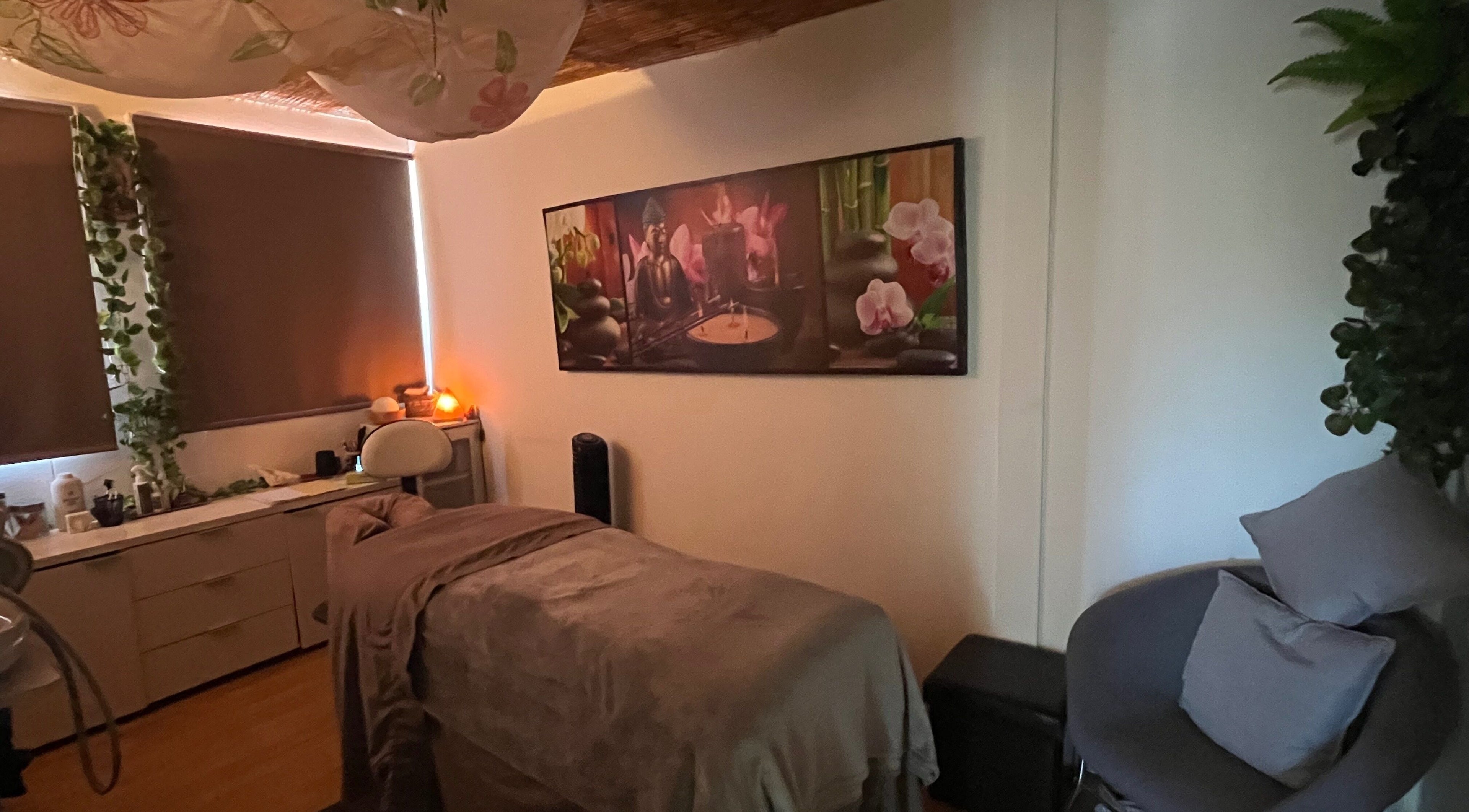 Relaxing treatment room at Eye on Beauty, Bundall, Queensland, AU, with calming decor and soft lighting.