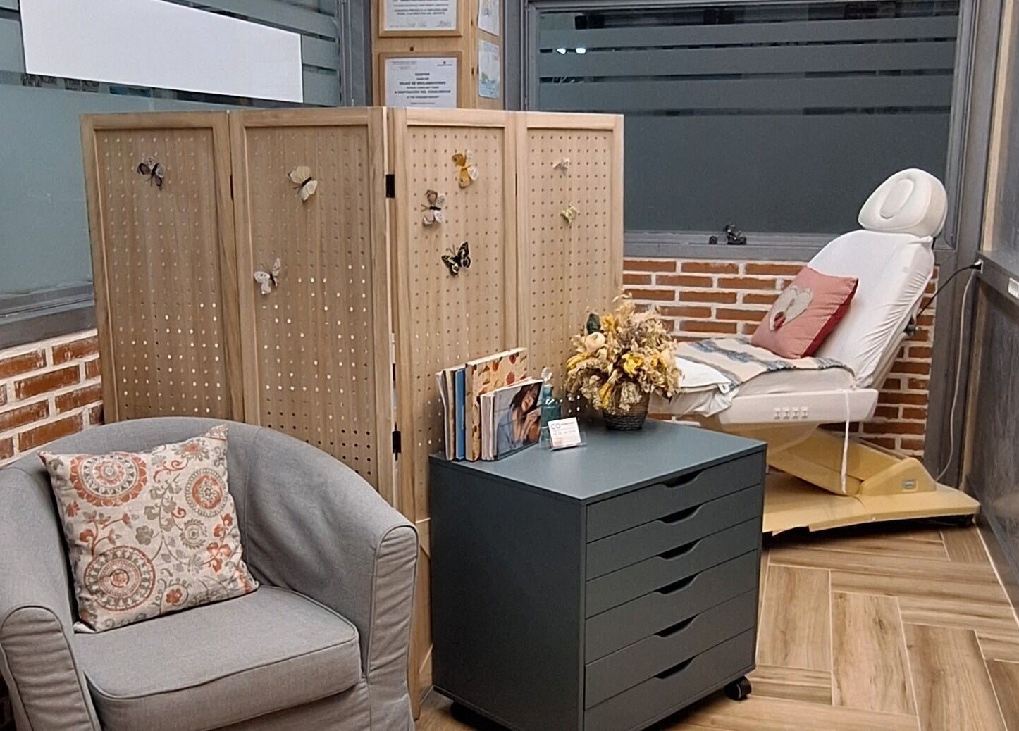 Sala de espera acogedora en Sandra Nails, Madrid, Comunidad De Madrid, ES, con silla y decoración elegante.