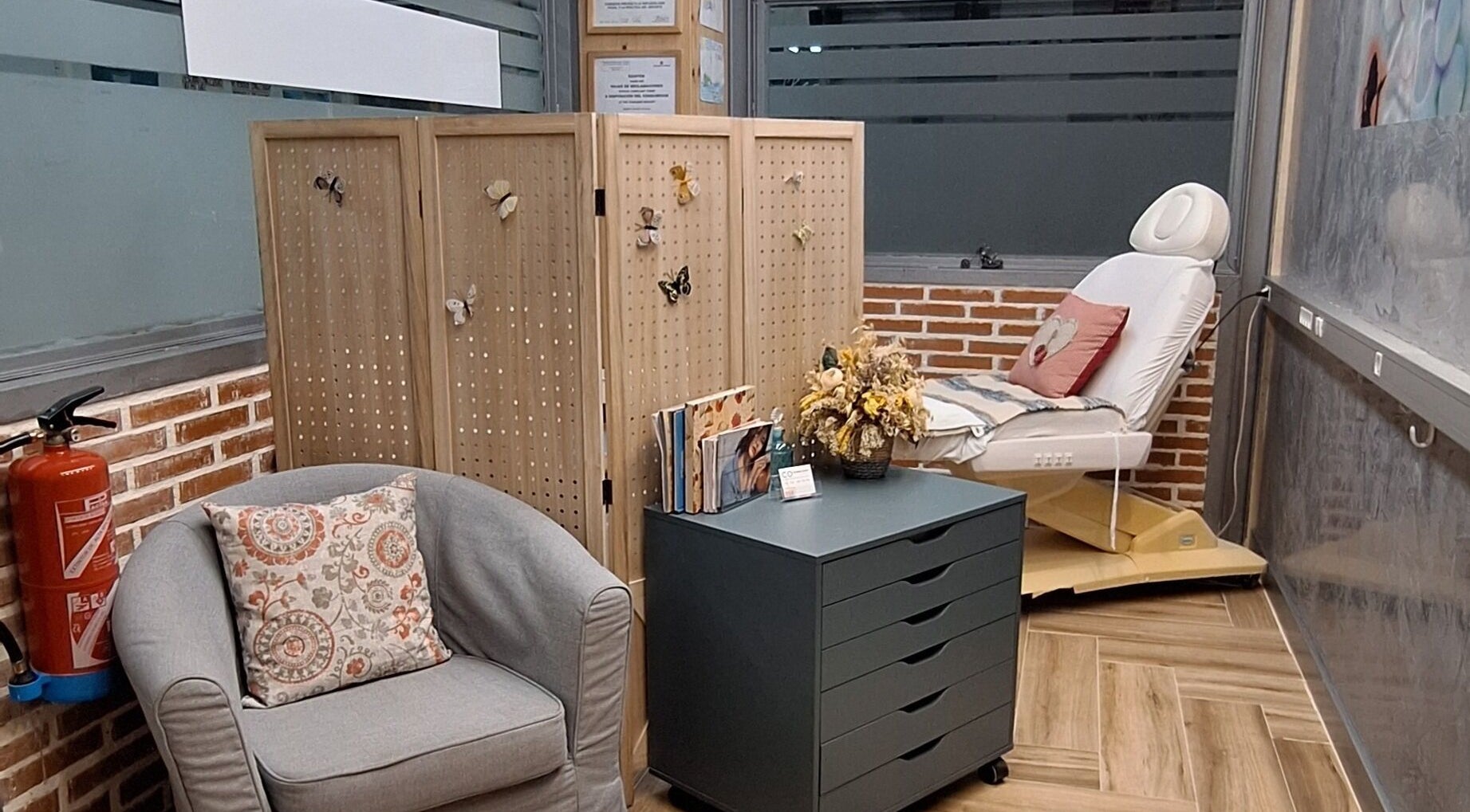 Sala de espera acogedora en Sandra Nails, Madrid, Comunidad De Madrid, ES, con silla y decoración elegante.