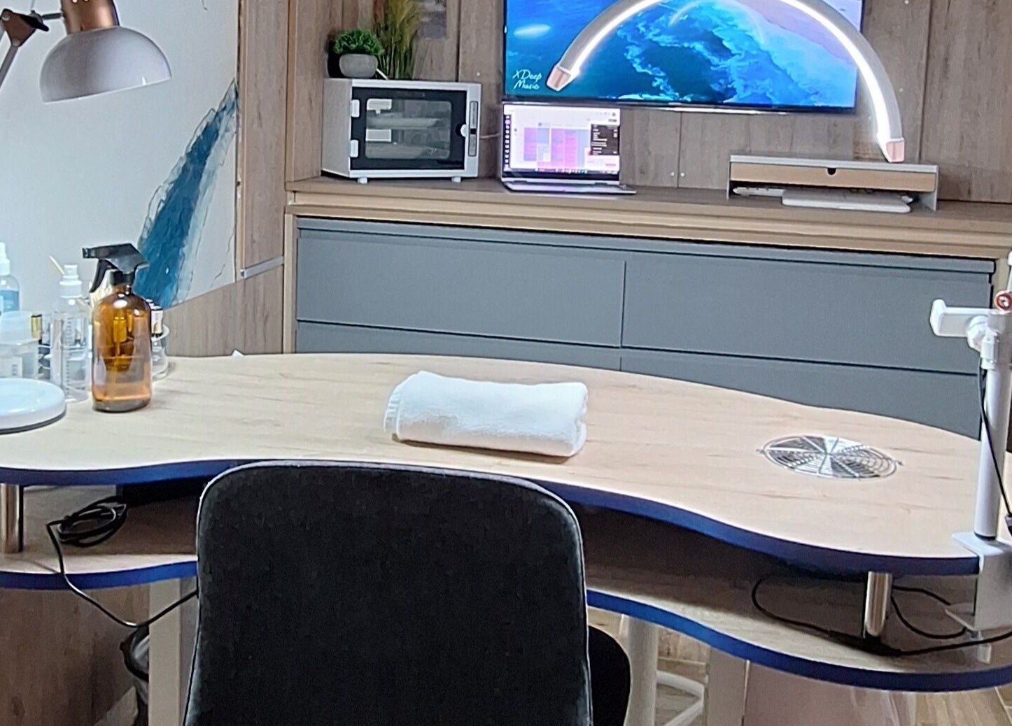 Mesa de manicura en Sandra Nails, Madrid, Comunidad De Madrid, ES, equipada con lámpara y productos de cuidado.