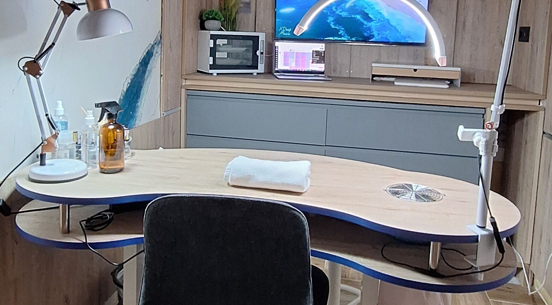 Mesa de manicura en Sandra Nails, Madrid, Comunidad De Madrid, ES, equipada con lámpara y productos de cuidado.