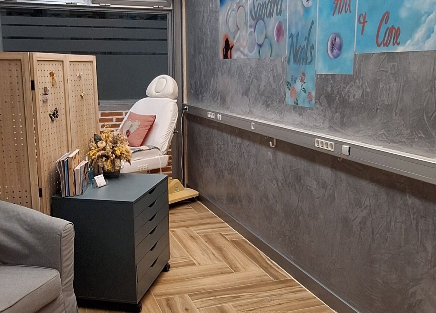 Sala de tratamiento en Sandra Nails, Madrid, Comunidad De Madrid, ES con decoración acogedora.