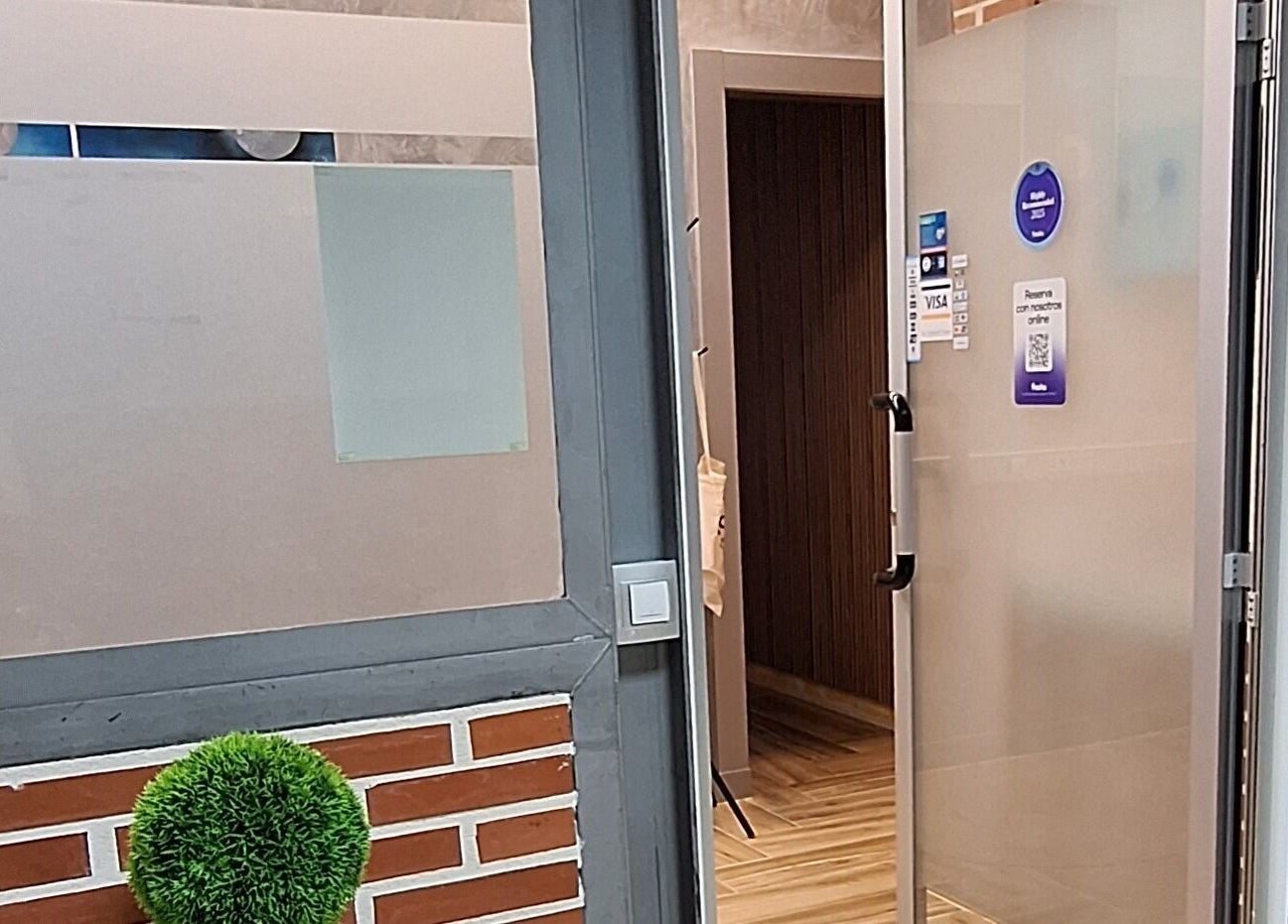 Entrada de Sandra Nails, Madrid, Comunidad De Madrid, ES, mostrando puerta de vidrio y decoración moderna.