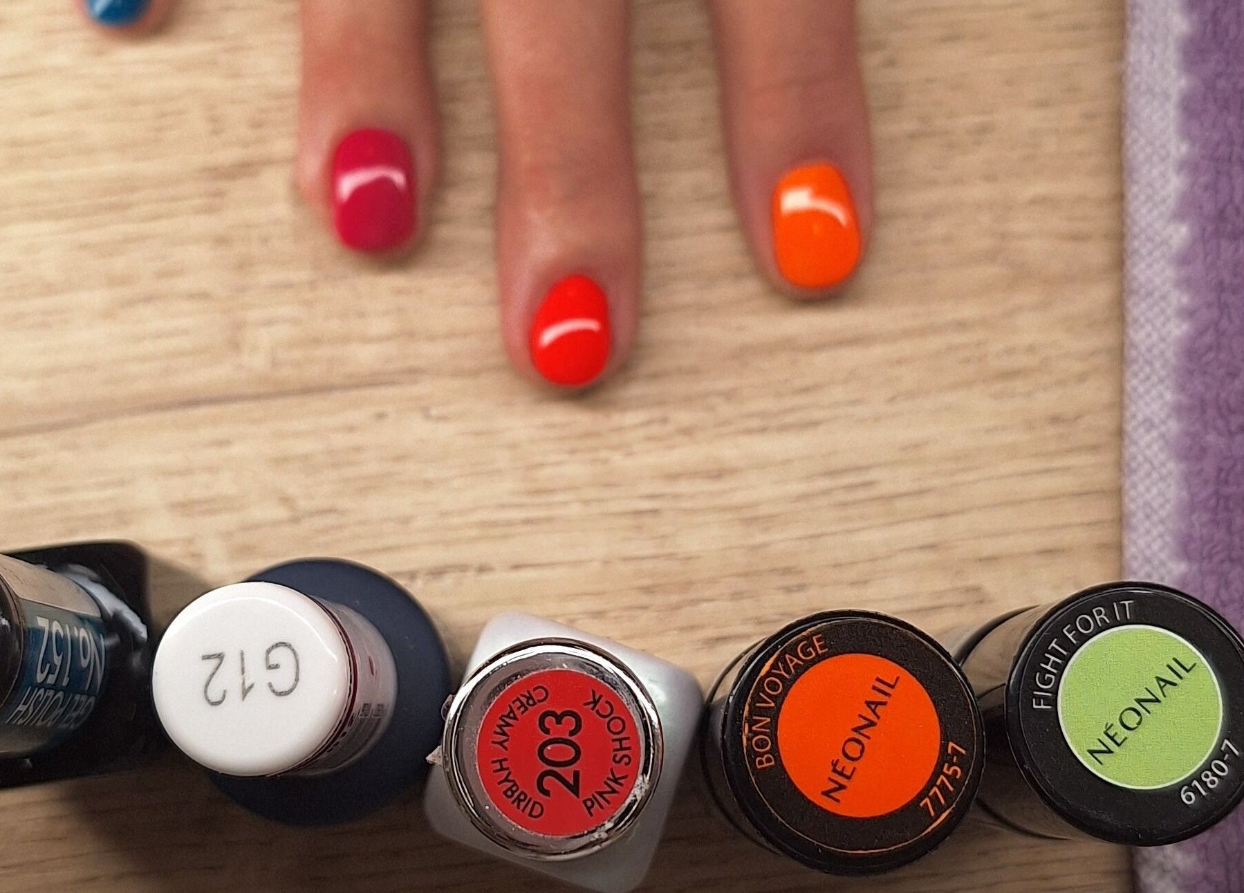 Uñas pintadas en Sandra Nails, Madrid, Comunidad De Madrid, ES, mostrando esmaltes de colores vivos.