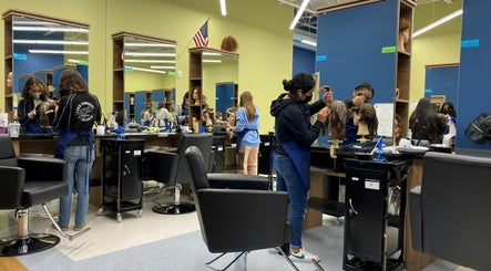 Immagine 2, Willamette Career Academy Cosmetology