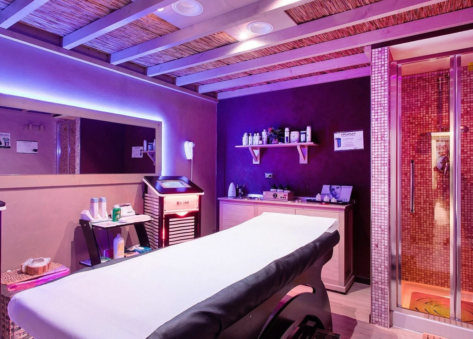 Sala trattamento rilassante di La Luna Nelle Mani, Roma, Lazio, IT, con luci soffuse e attrezzature moderne.