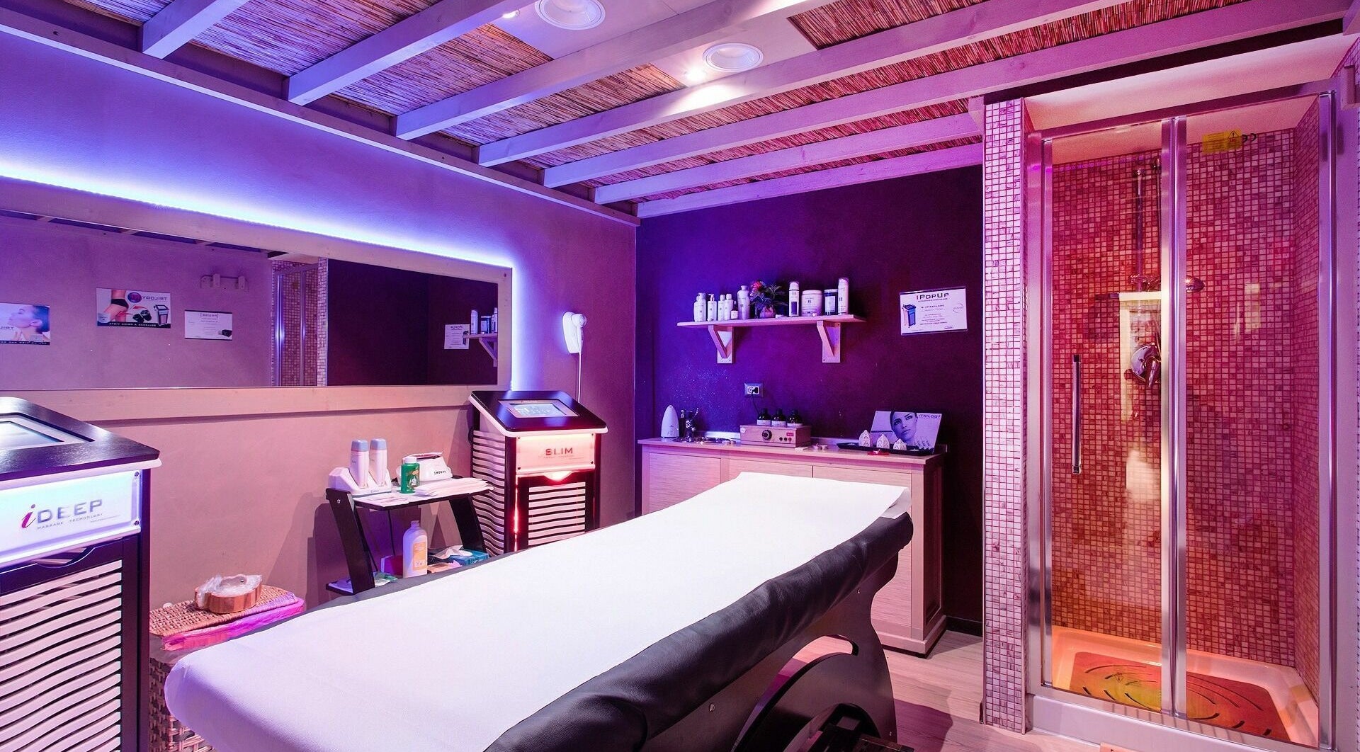 Sala trattamento rilassante di La Luna Nelle Mani, Roma, Lazio, IT, con luci soffuse e attrezzature moderne.