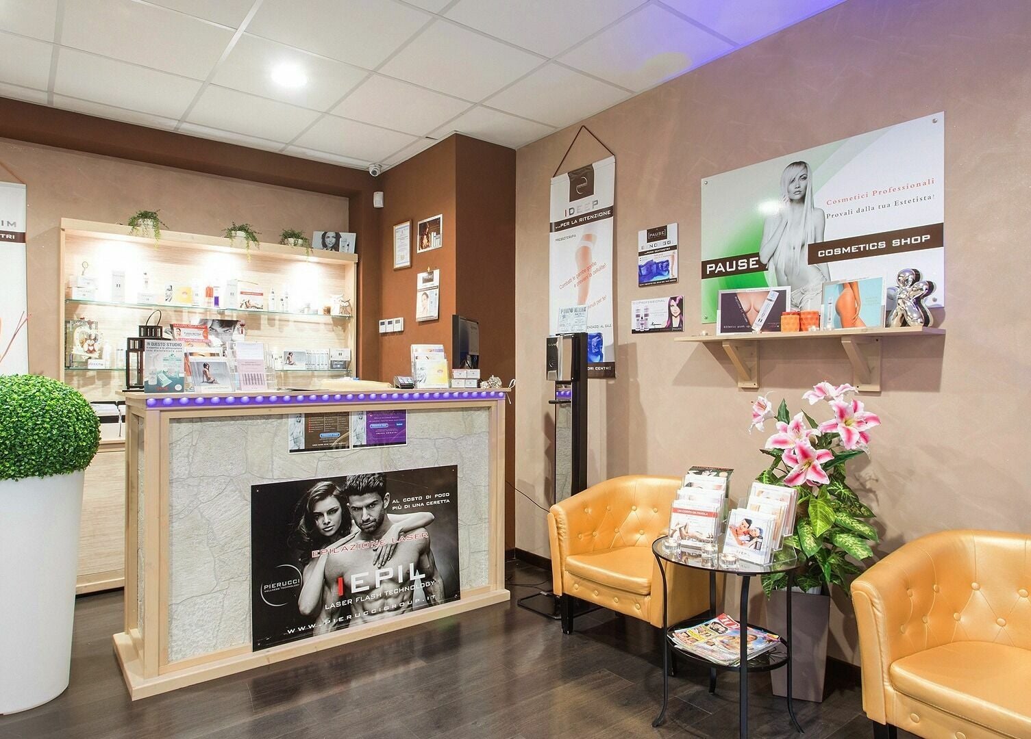 Reception di La Luna Nelle Mani, Roma, Lazio, IT con decorazioni eleganti e promozioni prodotti bellezza.