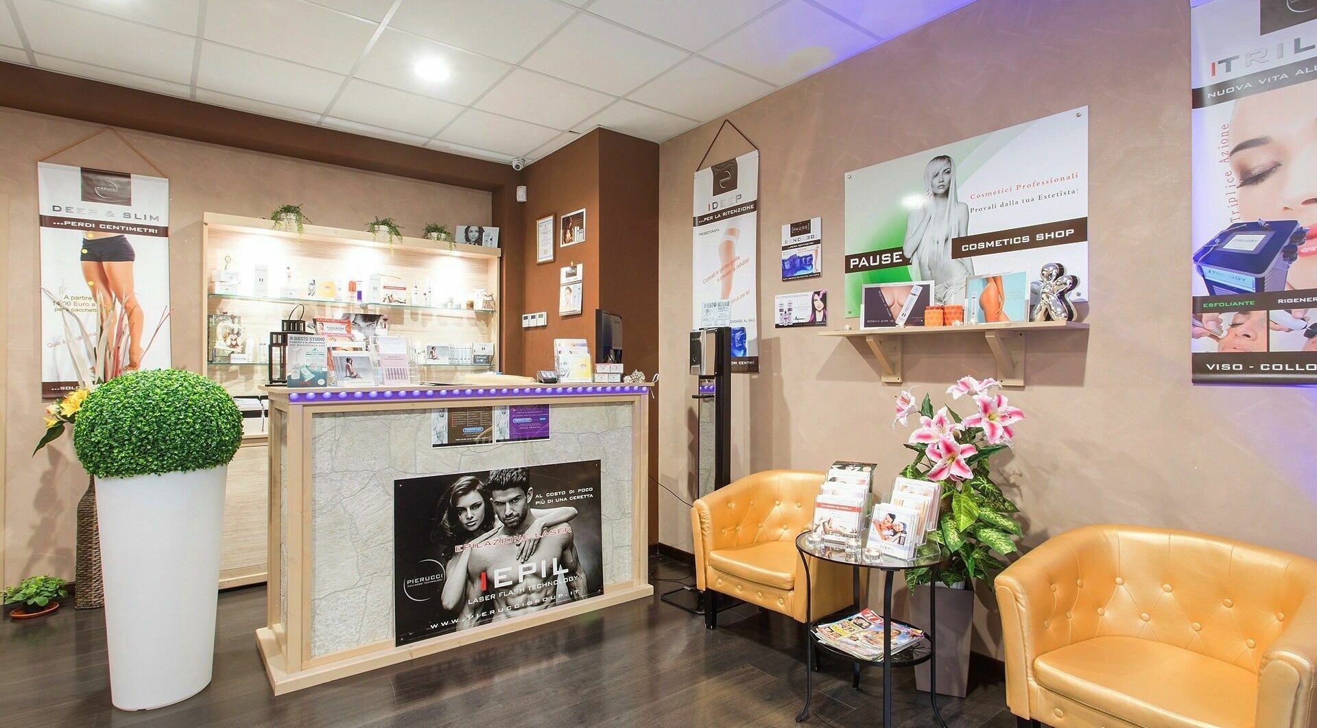 Reception di La Luna Nelle Mani, Roma, Lazio, IT con decorazioni eleganti e promozioni prodotti bellezza.