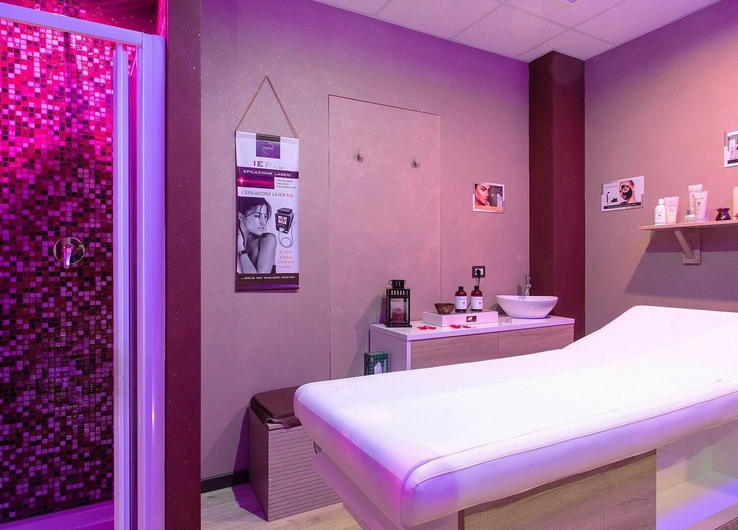 Sala relax con luci purple presso La Luna Nelle Mani, Roma, Lazio, IT.