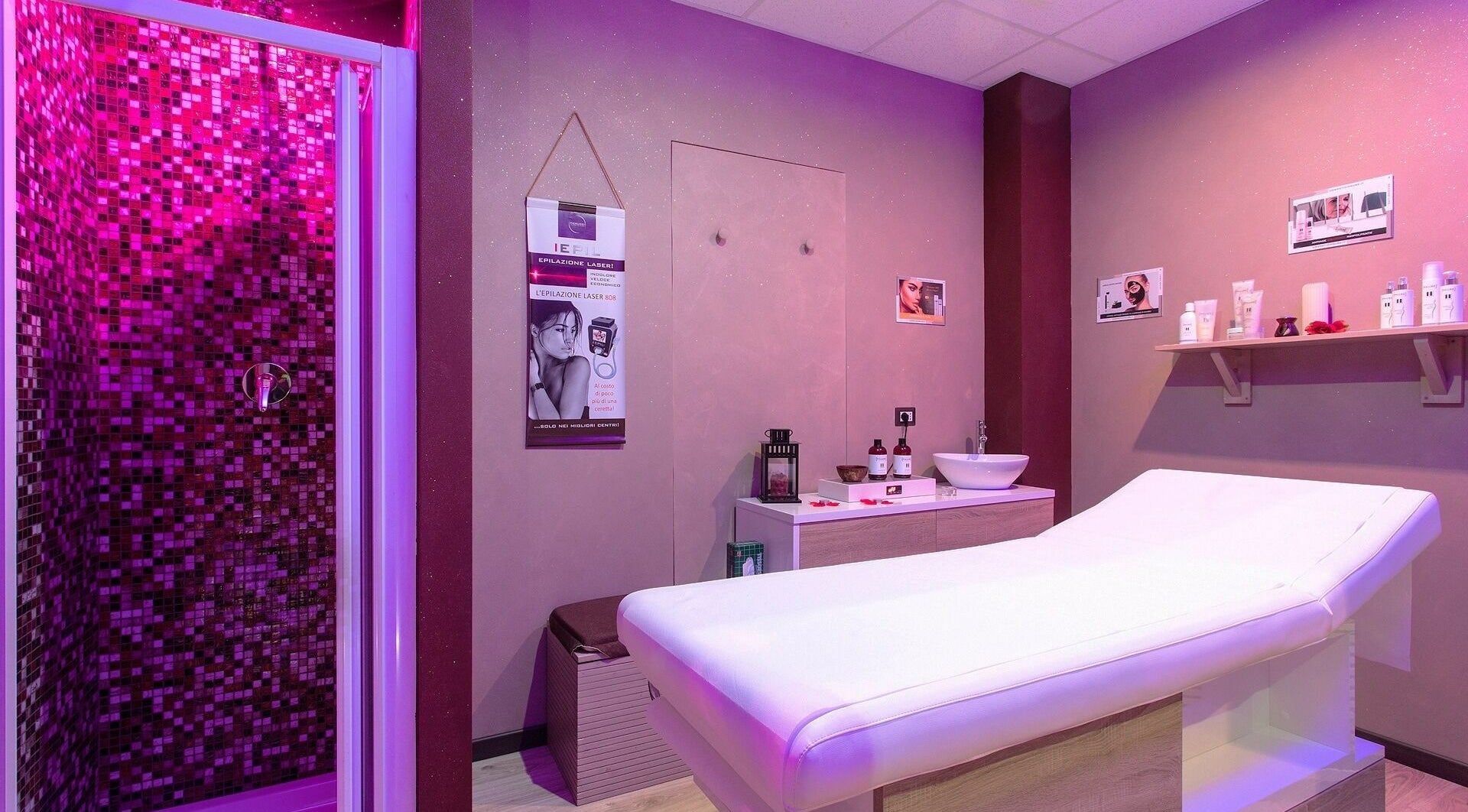 Sala relax con luci purple presso La Luna Nelle Mani, Roma, Lazio, IT.