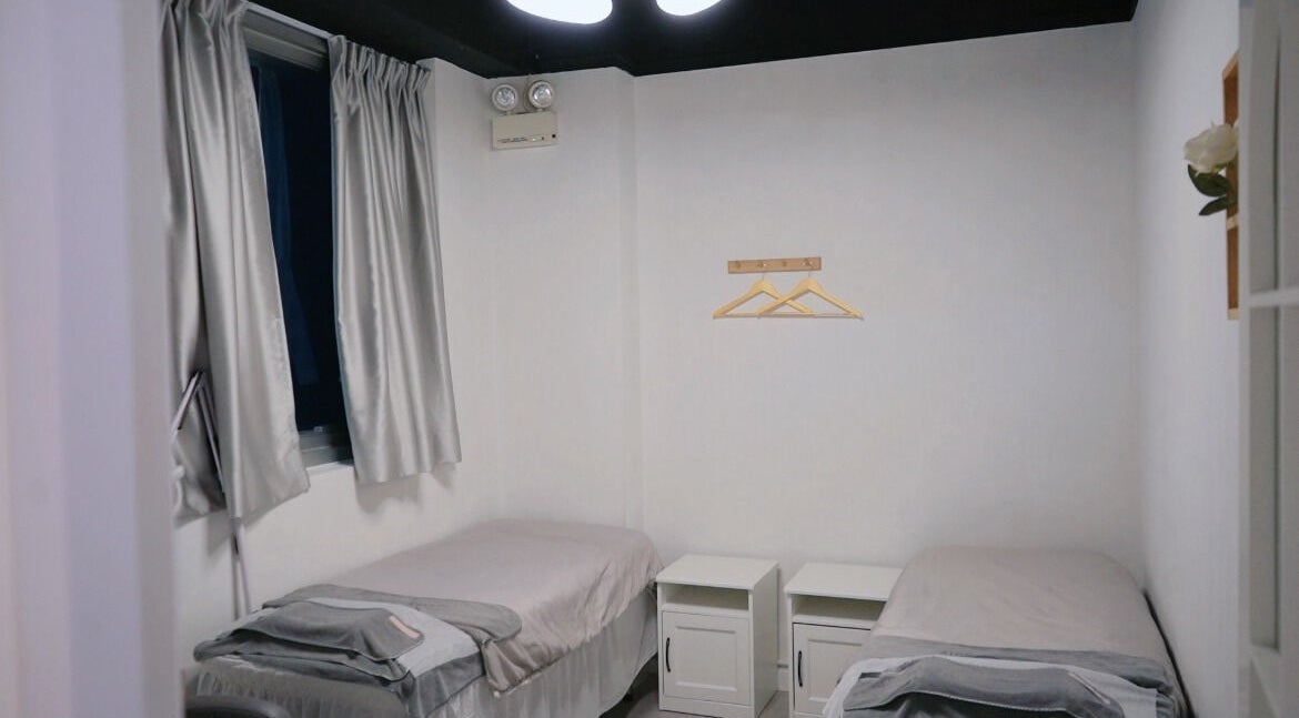 Twin beds in a serene room at MAM Beauty, 旺角, HK, offering a tranquil atmosphere for relaxation.