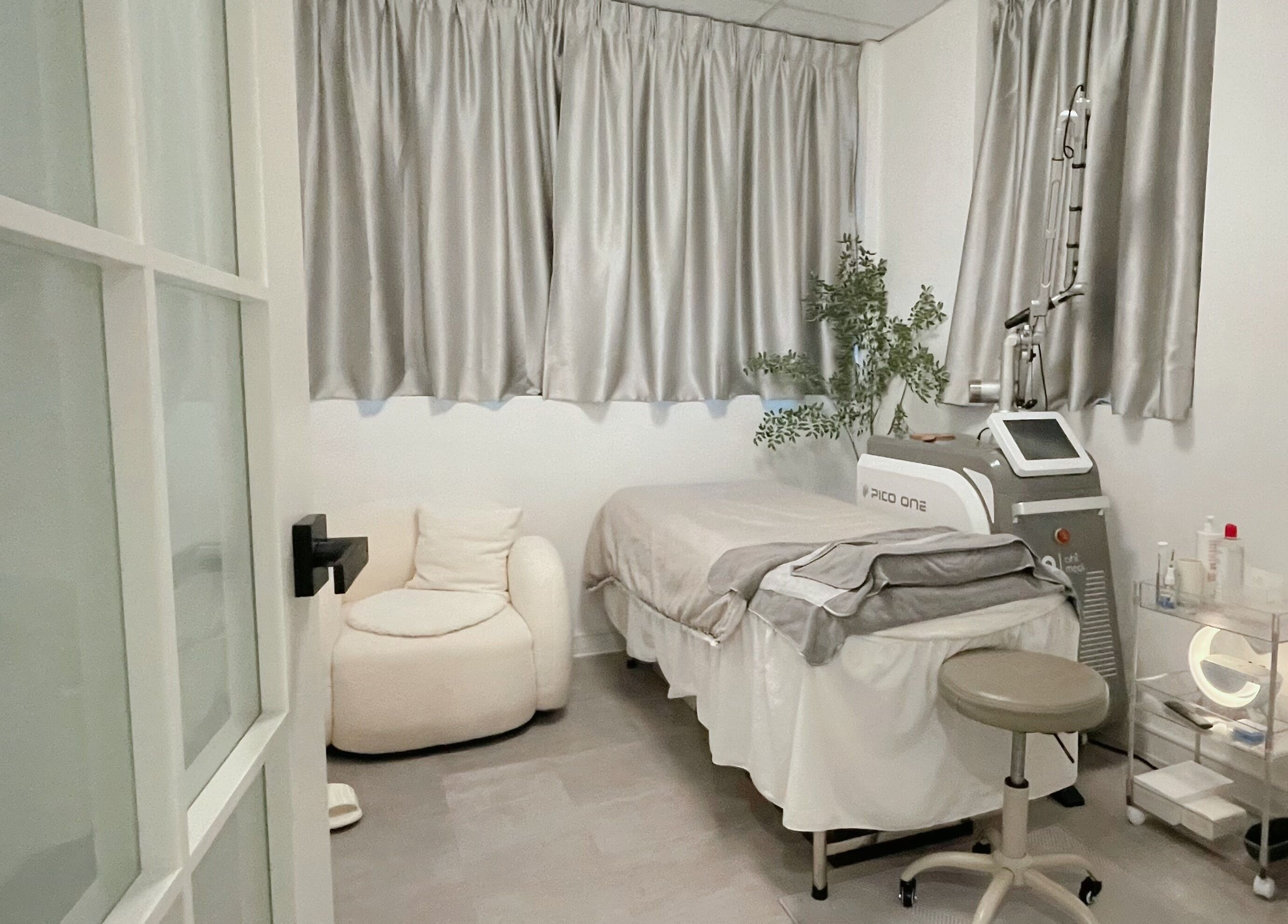 Cozy treatment room at MAM Beauty in 旺角, HK, with a massage table and elegant decor.