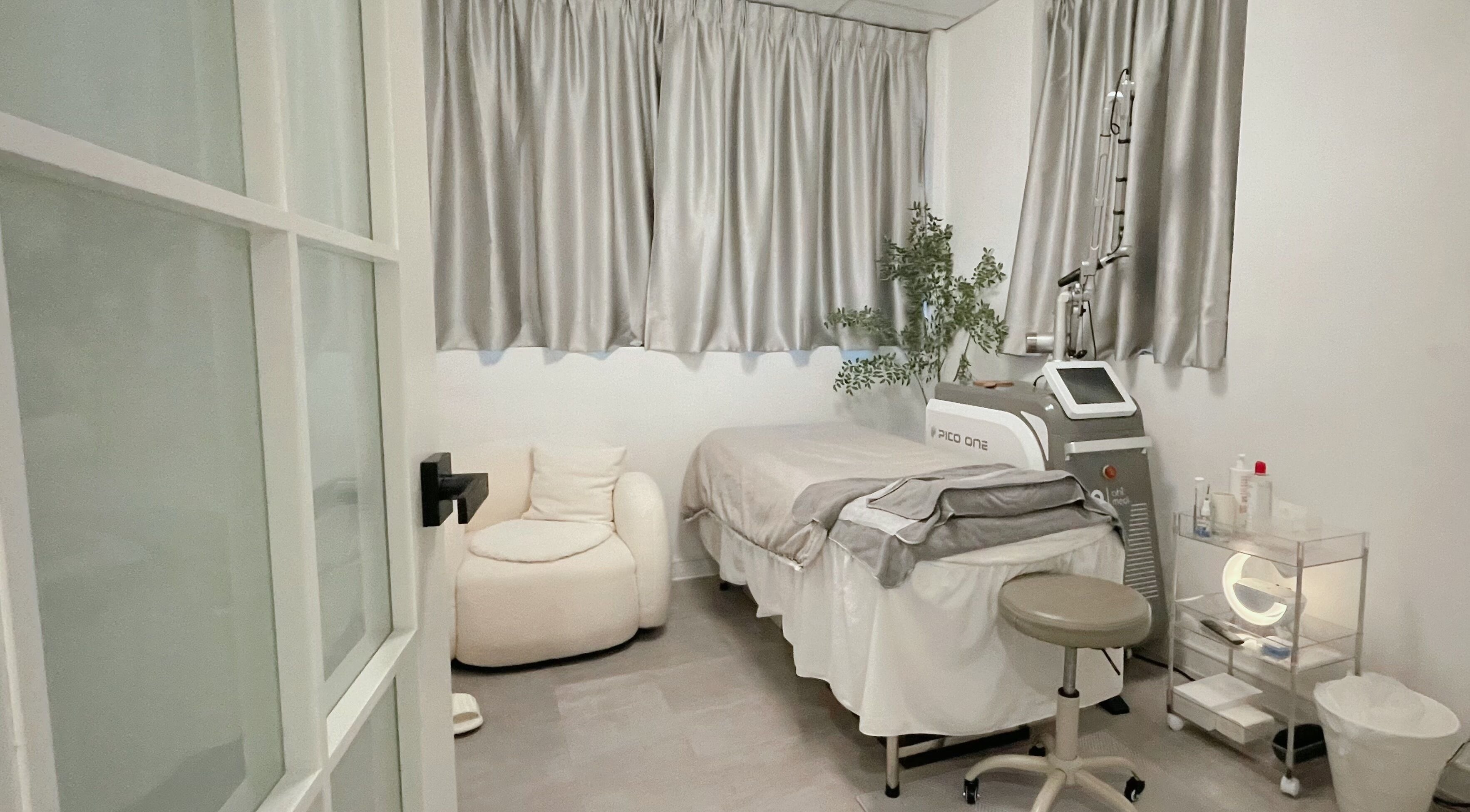 Cozy treatment room at MAM Beauty in 旺角, HK, with a massage table and elegant decor.